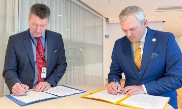 Torbjörn Wahlborg, chef för BA Generation inom Vattenfall, och Kalev Kallemets, VD för Fermi Energia, vid signering av avsiktsförklaringen