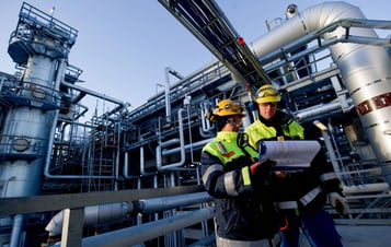 Two people wearing high-visibility clothing and yellow helmets at one of Preem's refineries. Two people wearing high-visibility clothing and yellow helmets at one of Preem's refineries.