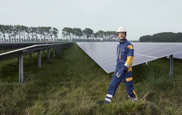 Vattenfall employee in a solar park