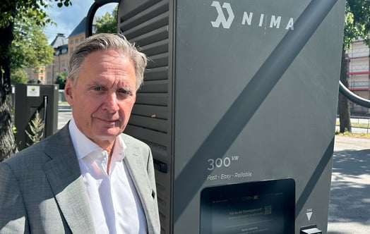 Henrik Nordström, Head of Vattenfall InCharge Sweden, standing next to a fast charger from Nima Energy. Henrik Nordström, Head of Vattenfall InCharge Sweden, standing next to a fast charger from Nima Energy.