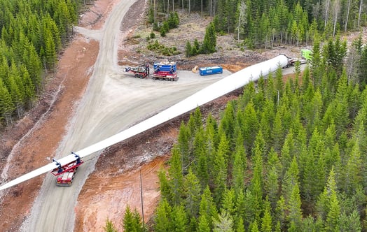 A wind turbine blade being transported to the Bruzaholm site