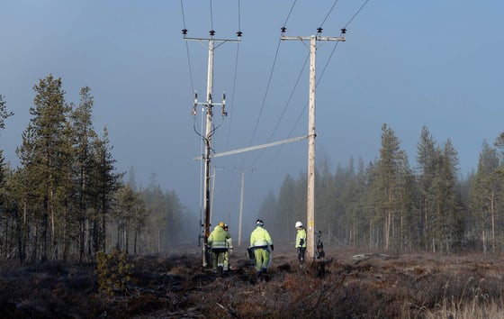 Employees inspecting power lines in northern Sweden. Employees inspecting power lines in northern Sweden.