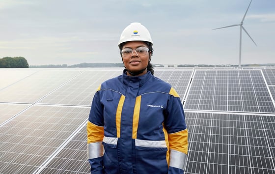 Vattenfall employee in front of solar panels