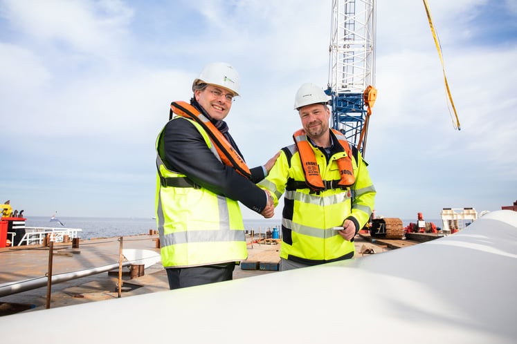 Robin van Buchem, Head of Operations NL at Vattenfall, hands over one of the wind turbine blades to Philip Mol, President of MBO College Airport. Photo: Goulmy Design & Photography