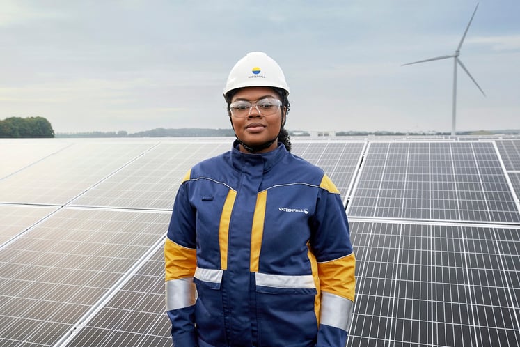 Vattenfall employee in front of solar panels