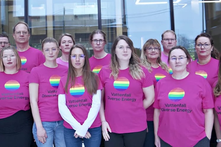 A group of Vattenfall employees wearing bright pink t-shirts.
