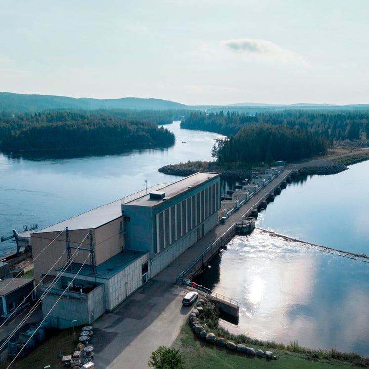Vittjärv hydro power plant on the Lule älv river, surrounded by forested islands and calm waters.