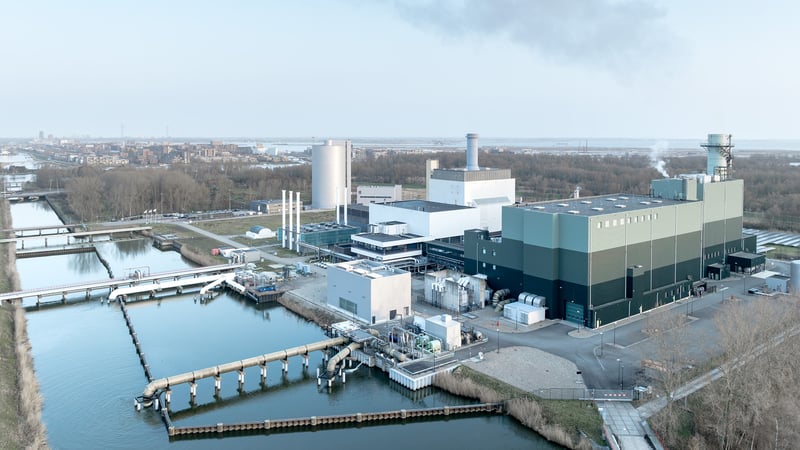 In the foreground is the building housing the electric boilers; in the background, on the left, is the large heat storage tank. In the foreground is the building housing the electric boilers; in the background, on the left, is the large heat storage tank.