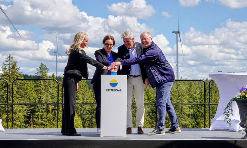 Four participants press the symbolic start button at Bruzaholm wind farm inauguration Four participants press the symbolic start button at Bruzaholm wind farm inauguration