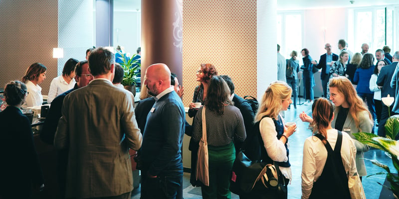 Participants at the climate communication event in lively discussions during a break