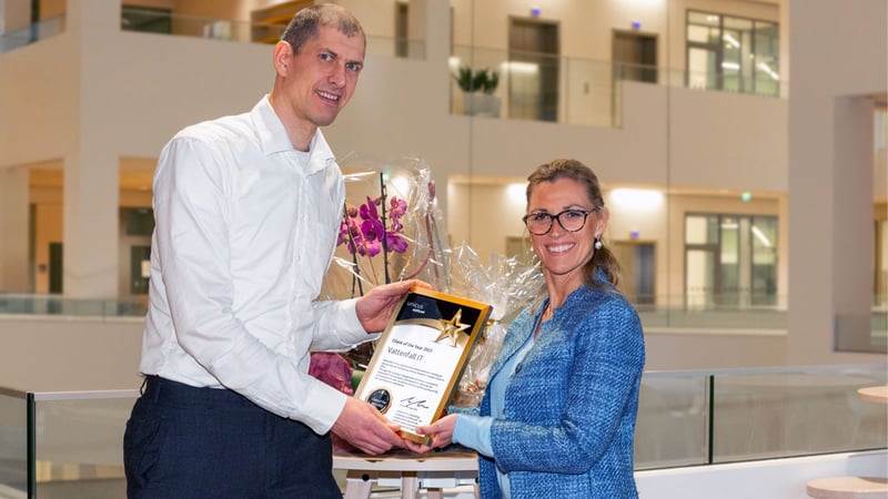 Jens Zerbst, CIO at Vattenfall, receiving the Unicus’ “Client of the Year 2023” award