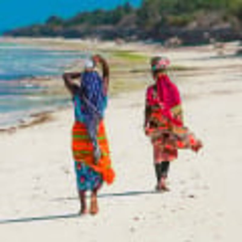 Women at the beach in Zanzibar - Photo: Adobe Stock