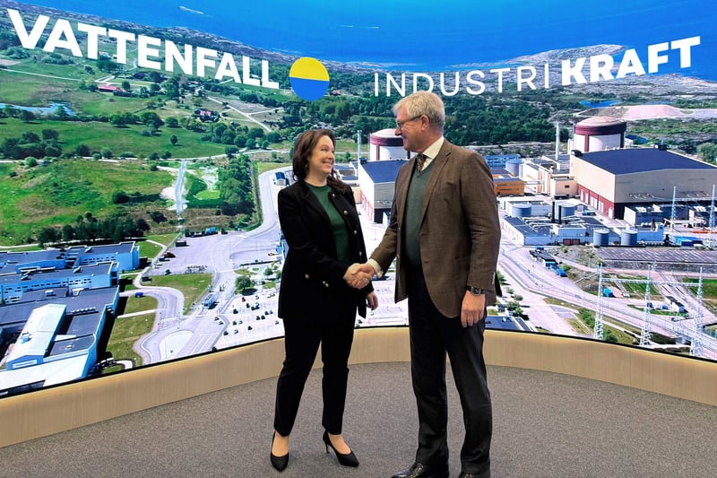 Anna Borg, President and CEO of Vattenfall, and Tom Erixon, Chairman of Industrikraft, shaking hands. Anna Borg, President and CEO of Vattenfall, and Tom Erixon, Chairman of Industrikraft, shaking hands.