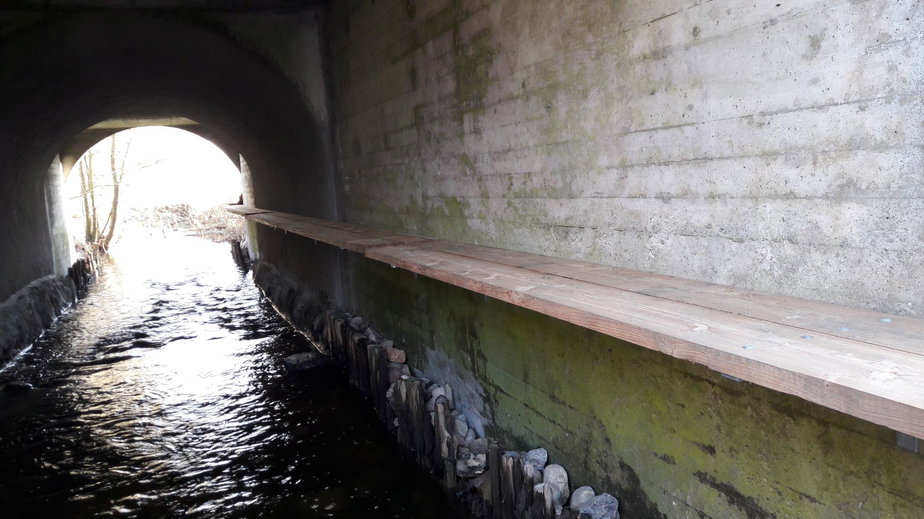 Berme unter Brücke der Kreisstraße K55 fließend Berme an der Brücke der Kreisstraße K55