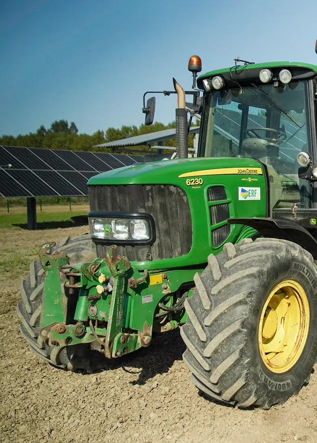 Close-up van een tractor voor enkele zonnepanelen.