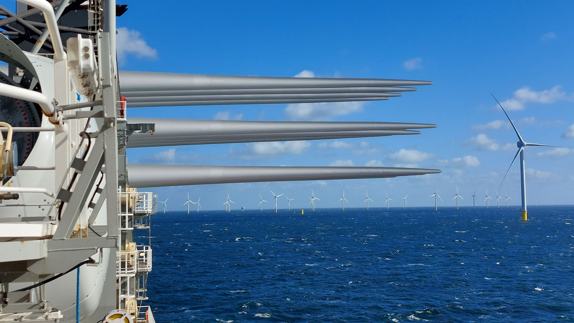 Cadelers installationsfartyg Wind Osprey, som bär turbinbladen som ska installeras senare. Foto: Vattenfall/Charles Walker