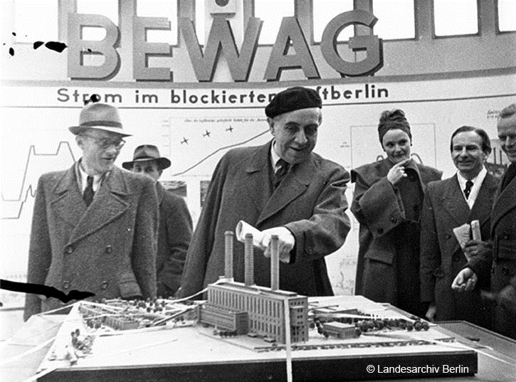 Berlin Spring Trade Fair 1949 Head Mayor Ernst Reuter views a model of the West Power Plant.png
