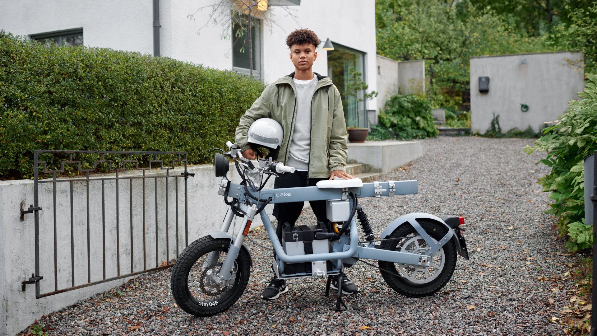 Large-Screen-72-DPI-Vattenfall_customer_teen_boy_electric_moped_driveway_2021.jpg