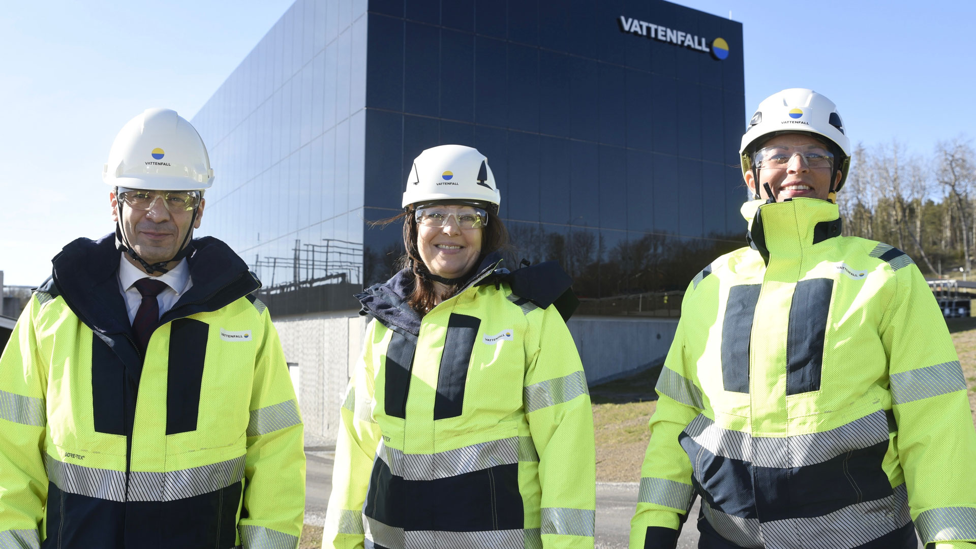 Vattenfalls vd Anna Borg, Energiminister Khashayar Farmanbar (S) och Vattenfall Eldistributions vd Annika Viklund framför den nya transformatorstationen i Järva norr om Stockholm.
