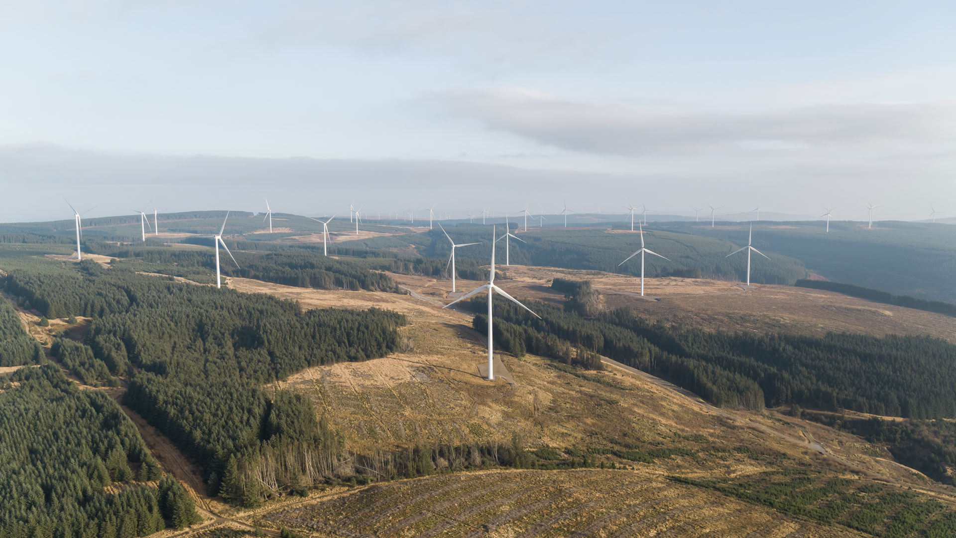 Drönarbild på landbaserede vindmøllepark Pen y Cymoedd i UK