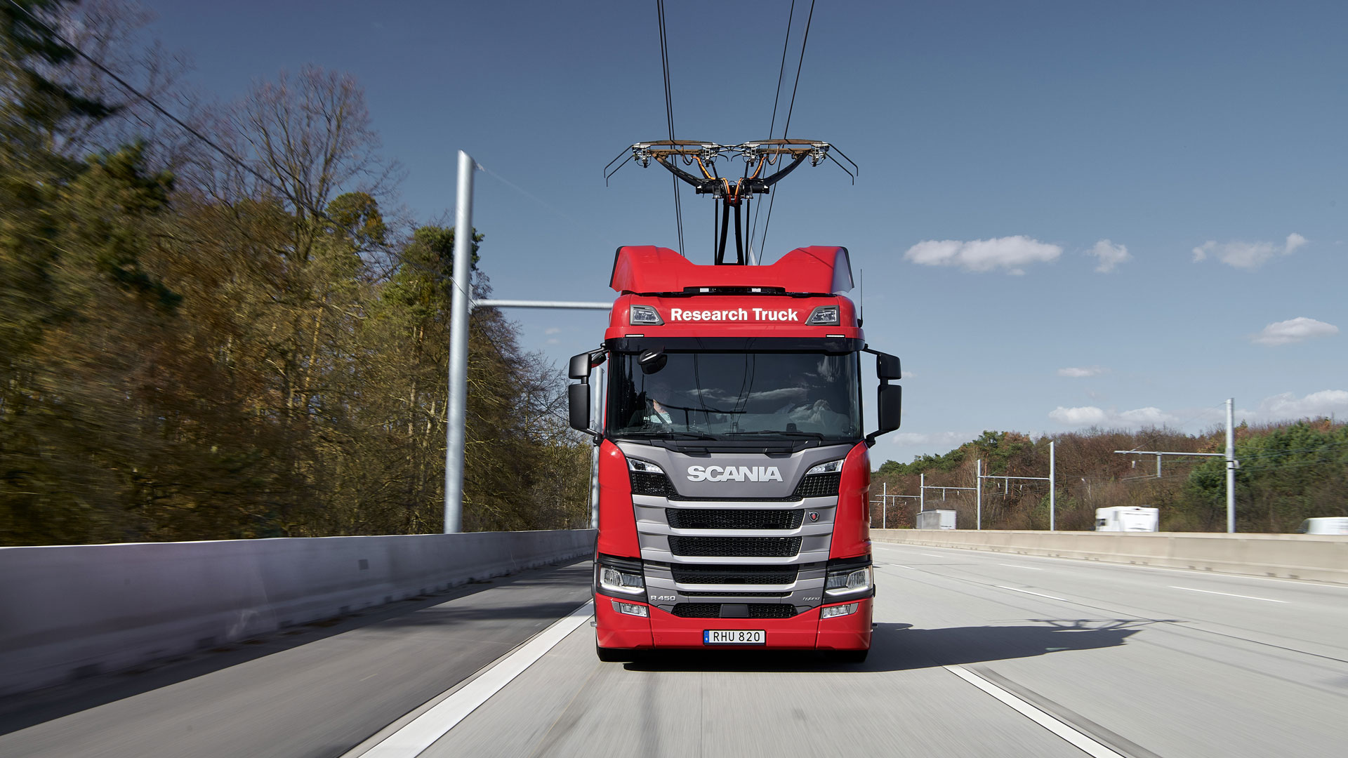 Den svenske lastbilproducent Scanias R 450-model blev udstyret med strømaftagere i samarbejde med tyske Siemens.