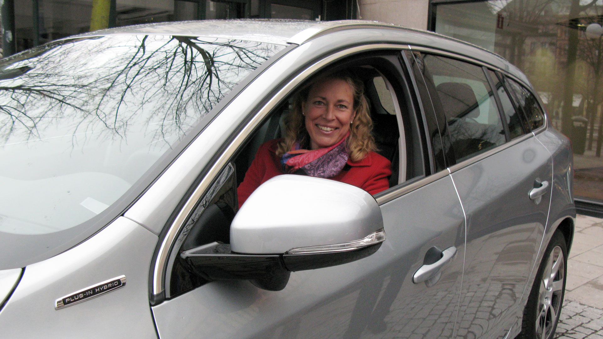 Annika Ramsköld, hållbarhetschef på Vattenfall, sittandes i en hybrid bil