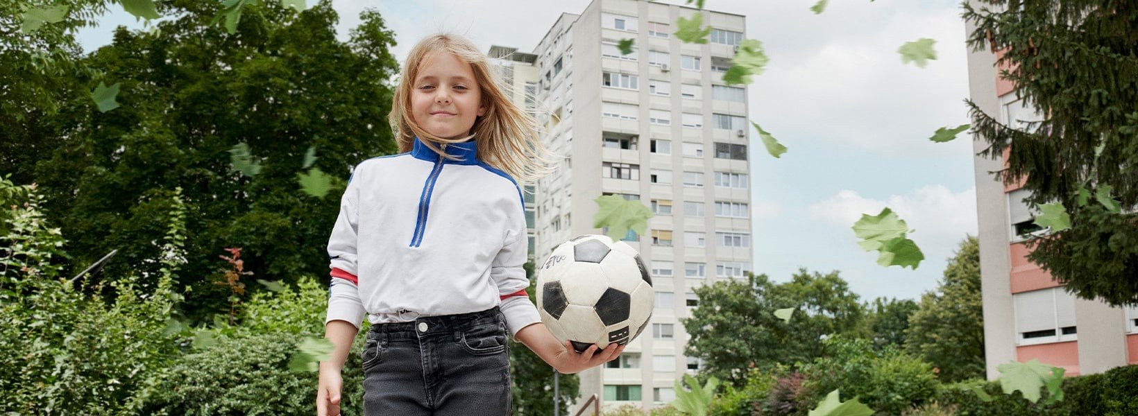 Ein Mädchen mit einem Fußball in der Hand