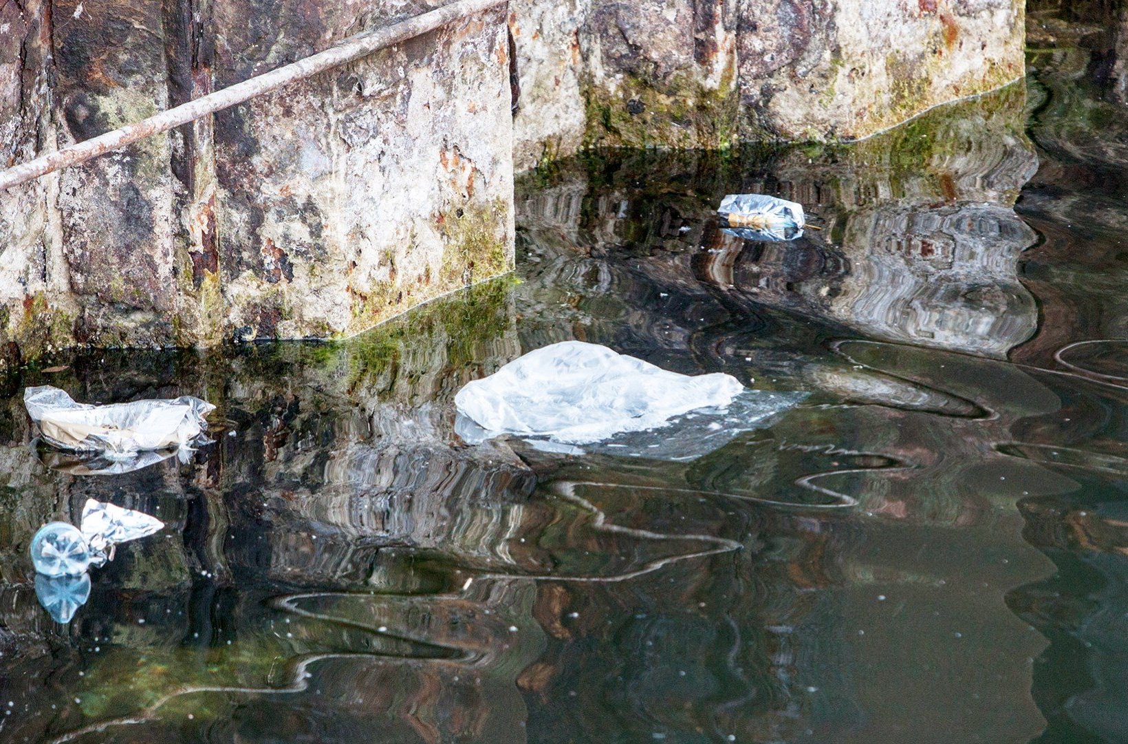 Plastik im Wasser treibend