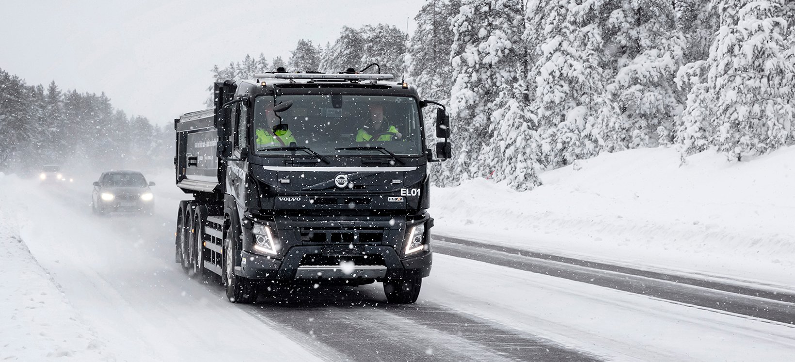 E-LKW auf Straße mit Schnee