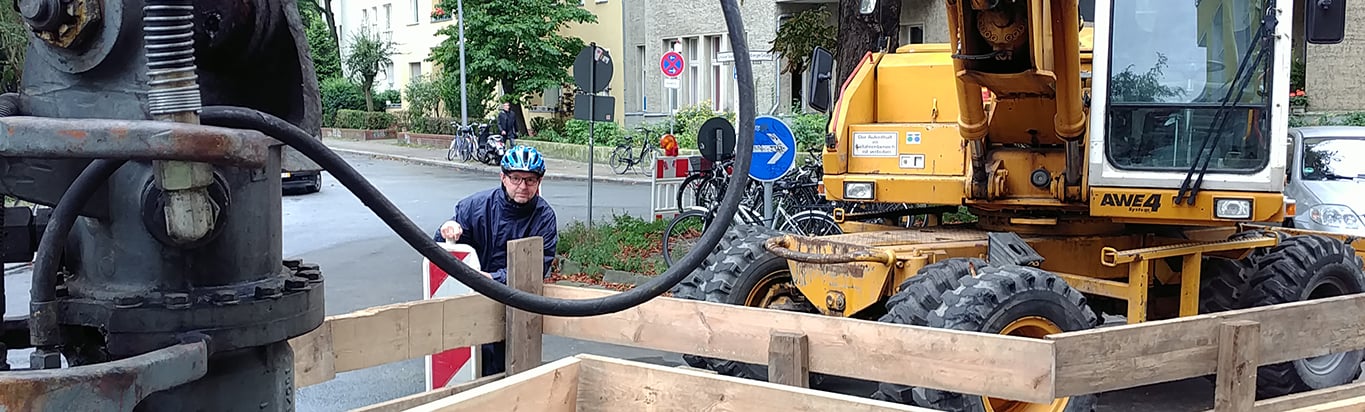 Mann betrachtet eine Baustelle der Wärme Berlin