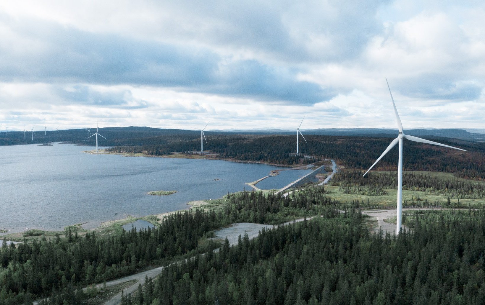 Onshore-Windpark am Ufer des Sees Juktan in Schweden