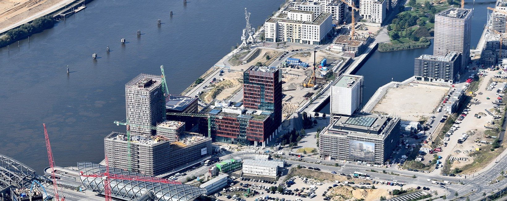 Luftaufnahme der Baustelle in der Hamburger HafenCity mit dem ElbSide-Bürogebäude
