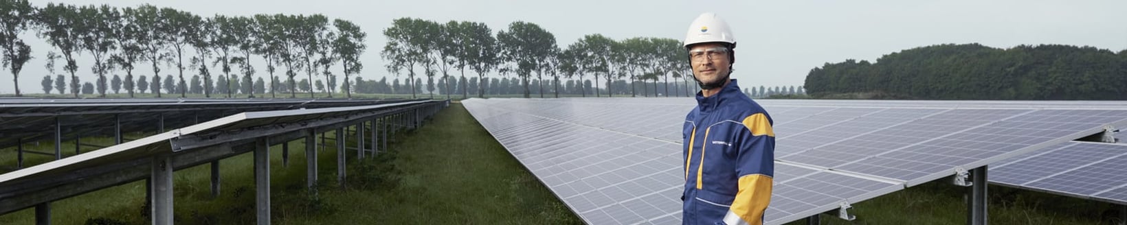 Vattenfall-Mitarbeiter in einem Solarpark