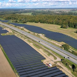 Luftaufnahme vom Solarpark Leizen