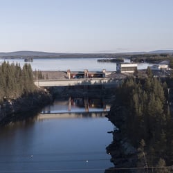 Wasserkraftwerk und Staudamm in Akkats, Schweden.