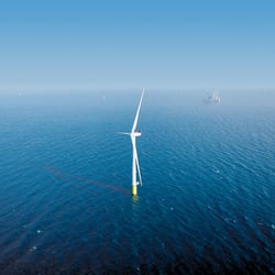Eine Turbine in einem Offshore-Windpark.