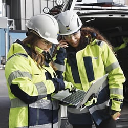 Zwei Mitarbeiter von Vattenfalls Heizungsgeschäft schauen auf einen Laptop