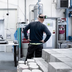 Ein Mitarbeiter im Forschungs- und Entwicklungslabor von Vattenfall in Älvkarleby