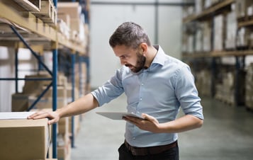 Ein Mann in einem Lagerhaus Ein Mann in einem Lagerhaus