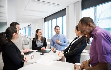 Eine Gruppe von Mitarbeitern, die gemeinsam lachen.