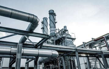 Industrieanlage mit großen Metallrohren.