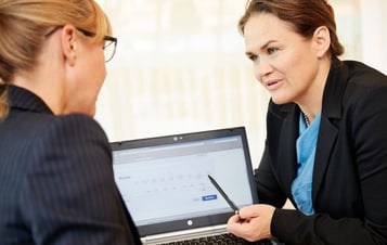 Zwei Frauen im Gespräch