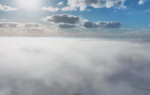 Der Onshore-Windpark „Prinzessin Ariane“ im Morgennebel unter blauem Himmel. Der Onshore-Windpark „Prinzessin Ariane“ im Morgennebel unter blauem Himmel.
