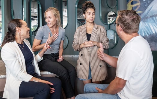 Mira Norrsell diskutiert lebhaft mit Leuten in der Stadthalle in Lund