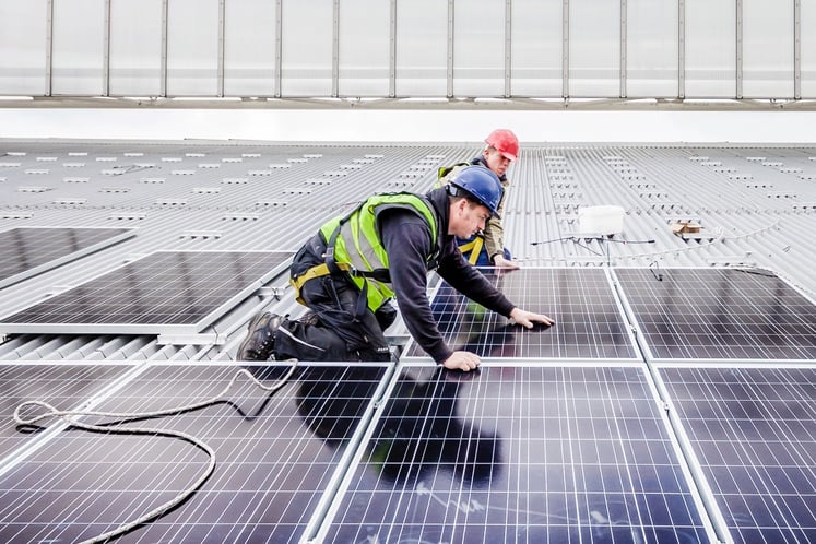 Workers installing solar panels / Arbeiter bei Montage von Solarzellen