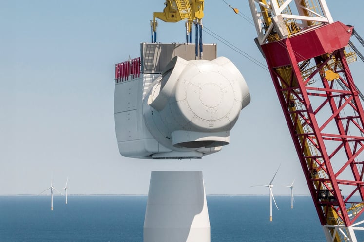 Ein großer Kran hebt die Gondel an ihren Platz auf einer Windkraftanlage im Offshore-Windpark Hollandse Kust Zuid.