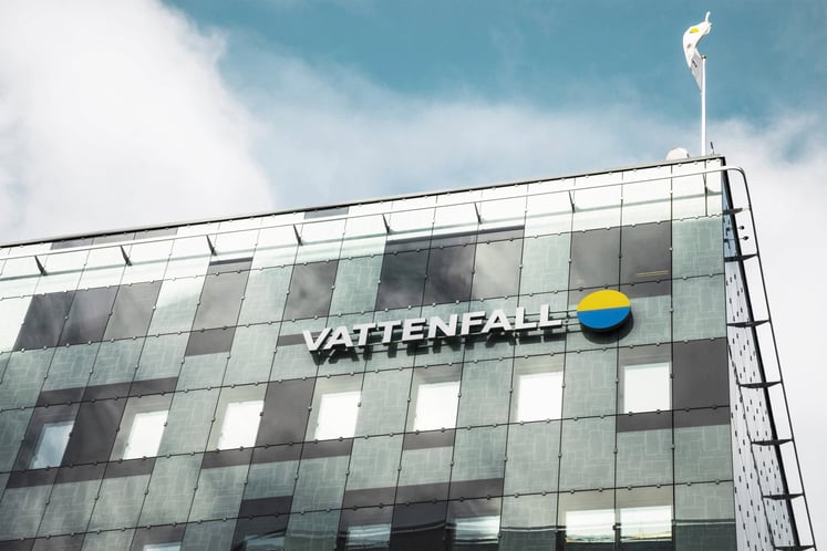 Vattenfalls Hauptsitz, ein modernes Bürogebäude mit Glasfassade, dem Vattenfall-Logo an der Fassade und einer Flagge auf dem Dach.