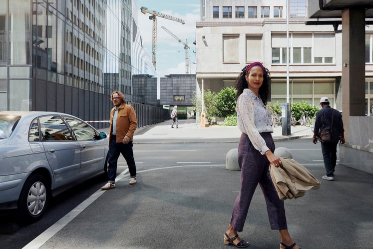 Ein Mann und eine Frau in der Stadt