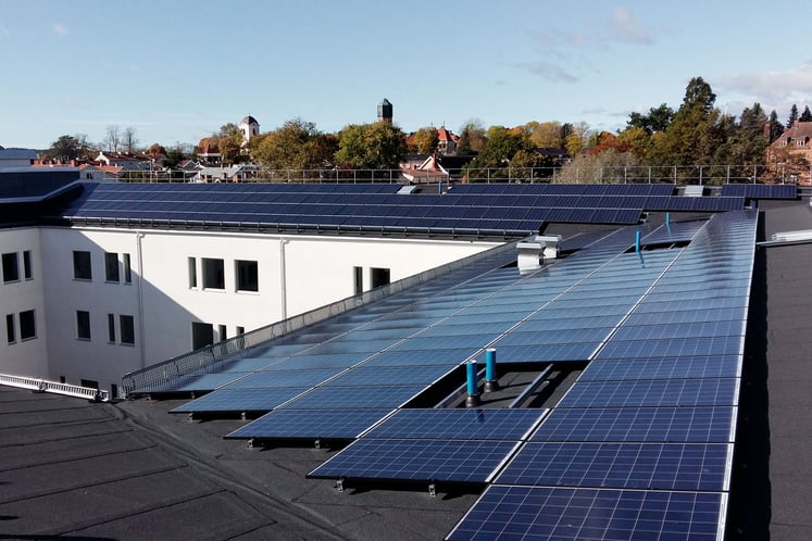Solarzellen auf dem Dach eines Wohnhauses.