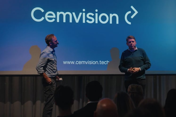 Moderatoren auf der Bühne der Cemvision-Veranstaltung